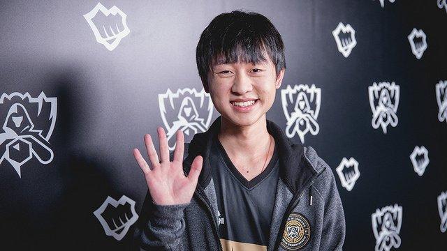 门将出球在